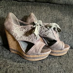 Women’s size 6 taupe lace wedges